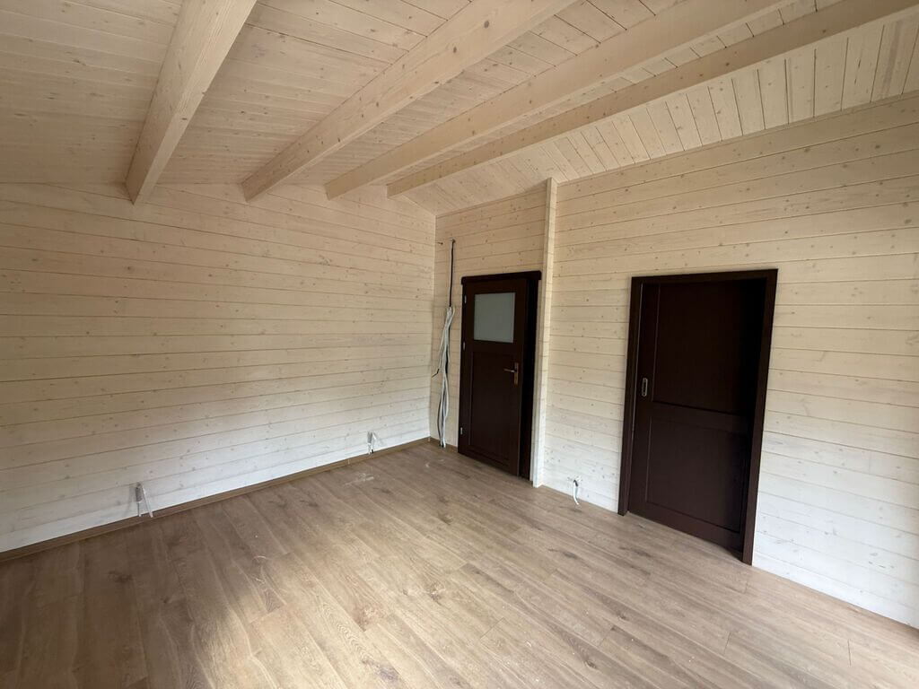 Drewniany sufit i podłoga.