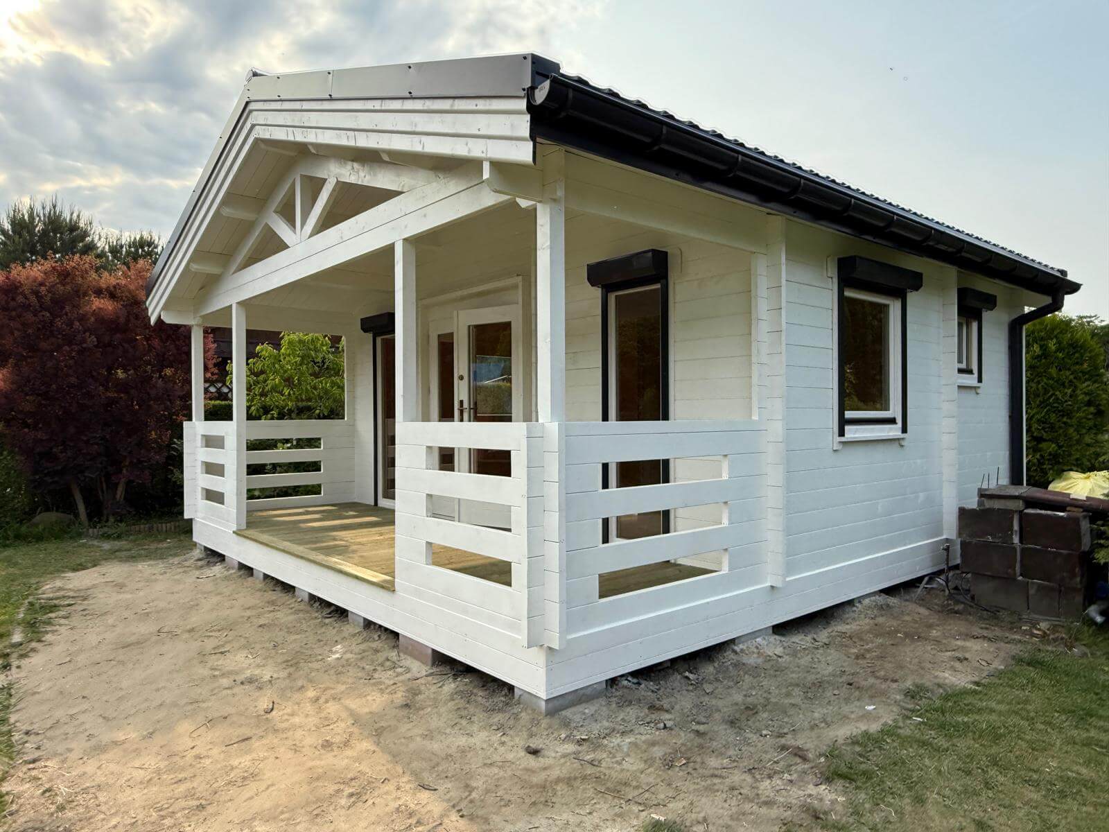 Drewniany domek z werandą.