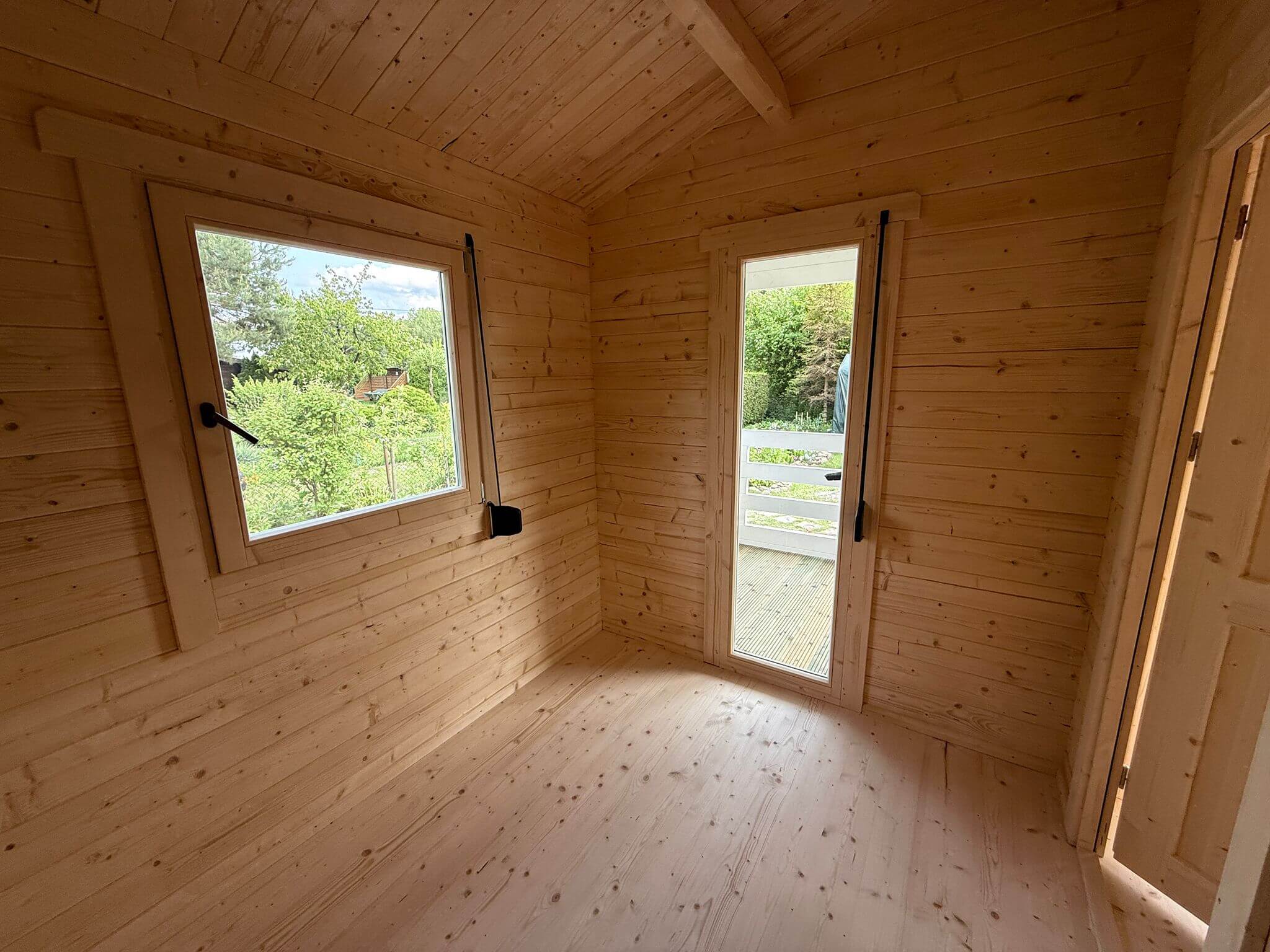 Wnętrze drewnianej szopy.