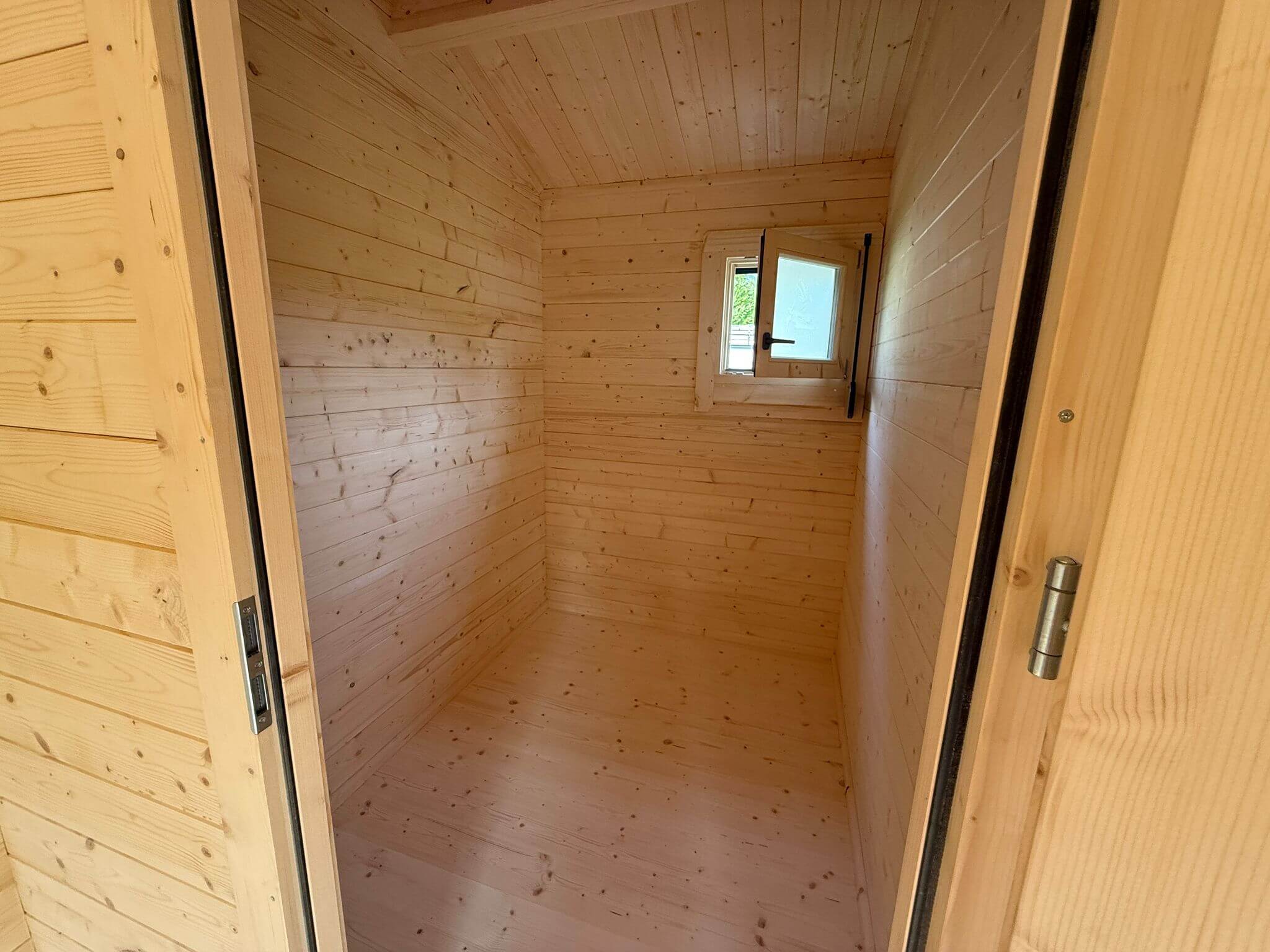 Drewniane wnętrze kabiny.